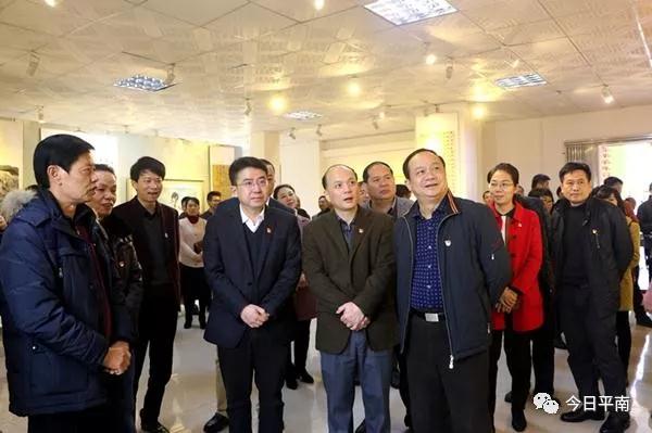 平南县四家班子领导参观书画展